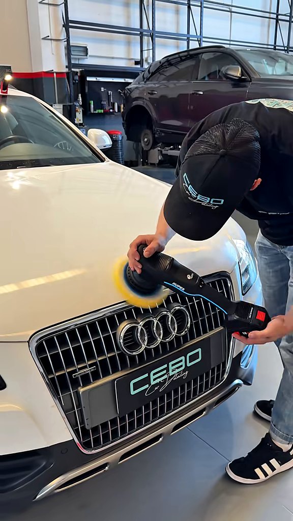 Lucidatura a macchina del cofano di una Audi A4 allroad